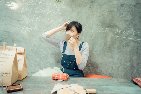 Asian beautiful cute girl in the cafe garden with coffee smiling — Stock Photo, Image