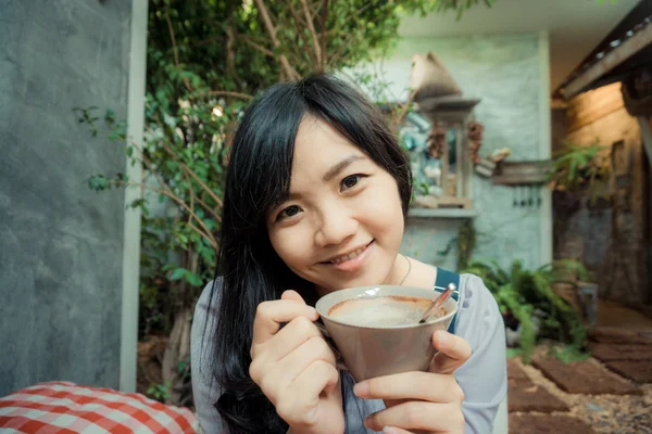 Hermosa mujer asiática descansando con taza de café —  Fotos de Stock