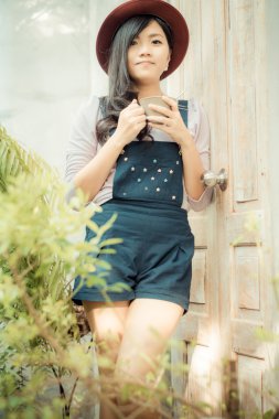 Mooie rust Aziatische vrouw met kop koffie