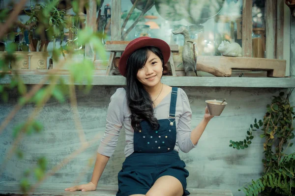 Asiatique belle fille mignonne dans le café jardin avec le café souriant — Photo