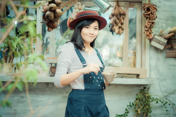 Ázsiai szép aranyos lány, a kávézó kertjében kávé mosolyogva — Stock Fotó