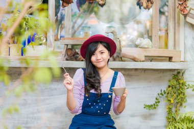 Kafede kahve fincanı tutan iş Asyalı kadın