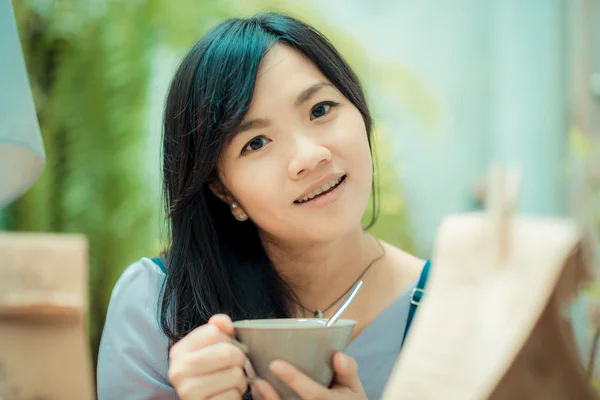 Business asian woman holding coffee cup in coffee shop — Stock Photo, Image