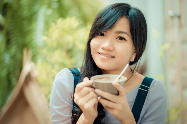 아름 다운 아시아 젊은 여자 커피 컵에 카메라를 찾고 — 스톡 사진