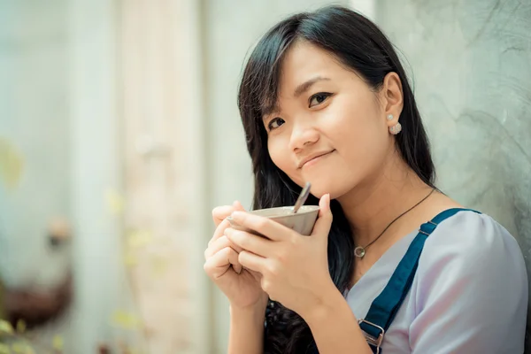 亚洲女商人拿着咖啡杯中的咖啡厅 — 图库照片
