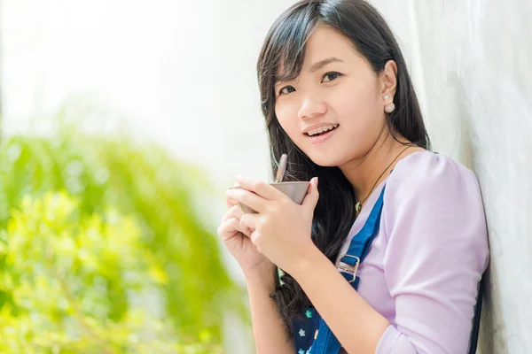 Business asian woman holding coffee cup in coffee shop — Stock Photo, Image