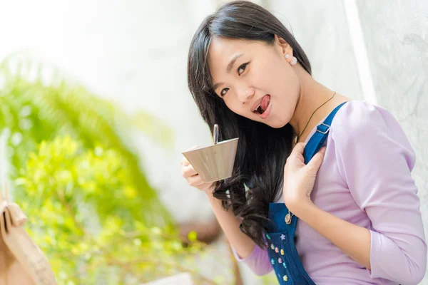 Mujer asiática de negocios sosteniendo taza de café en la cafetería —  Fotos de Stock