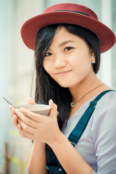 Azjatycki piękna młoda kobieta z filiżanki kawy, patrząc na kamery w — Zdjęcie stockowe