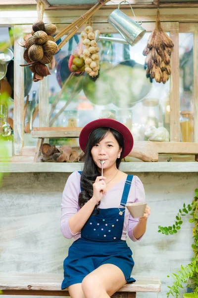 Negócios asiático mulher segurando xícara de café no café — Fotografia de Stock