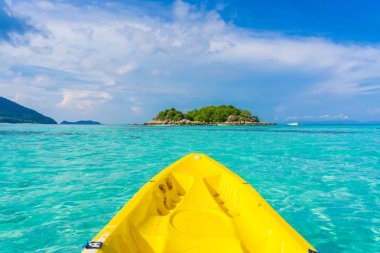 Lipe Adası'nda Deniz kanosu önünde
