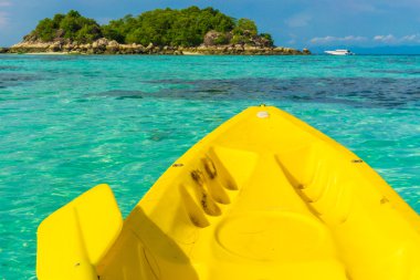 Lipe Adası'nda Deniz kanosu önünde