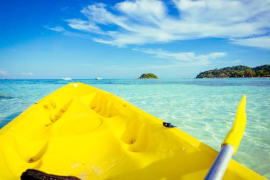Lipe Adası'nda Deniz kanosu önünde