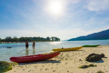 Denizin üzerinde sarı kayık. Adada Kayak