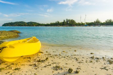 Denizin üzerinde sarı kayık. Adada Kayak
