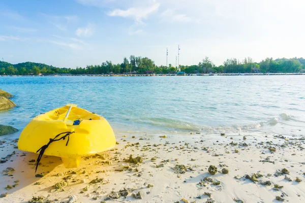Žlutý kajak na moři. Jízda na kajaku na ostrově — Stock fotografie