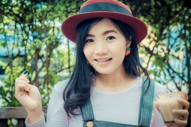 Genç iş kadını kırmızı şapkalı bir kahve molası.