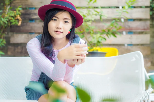 Young Business woman with red hat Having a Coffee Break. — Stock Photo, Image