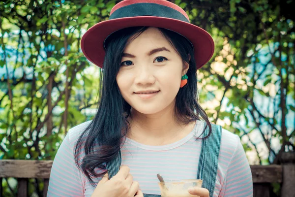 Jovem mulher de negócios com chapéu vermelho fazendo uma pausa para café . — Fotografia de Stock