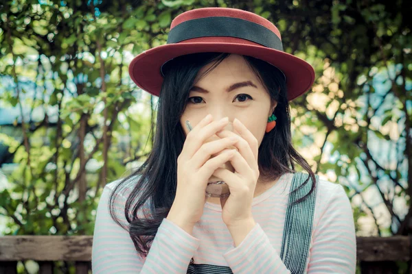 Young Business woman with red hat Having a Coffee Break. — Stock Photo, Image