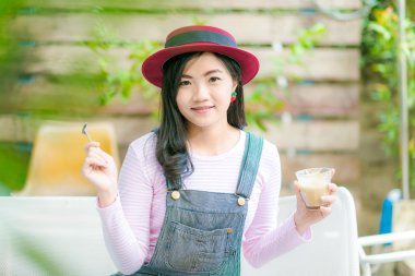 Güzel şirin kız kafede kahve kupa tutun