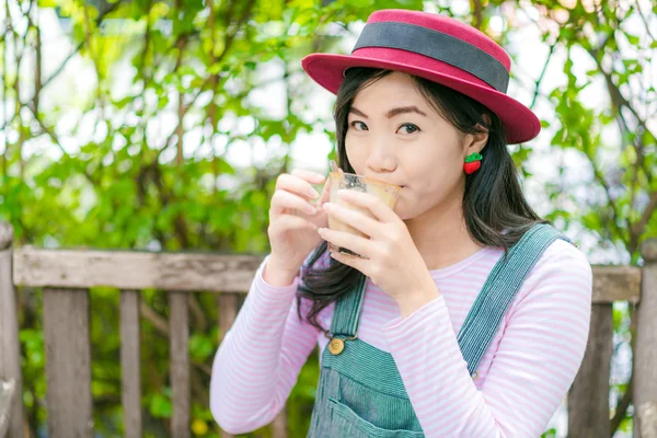 Hermosa chica linda en la taza de café de bodega de café — Foto de Stock