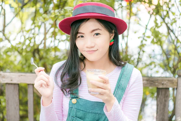 Menina bonita bonita no café segurar caneca de café — Fotografia de Stock