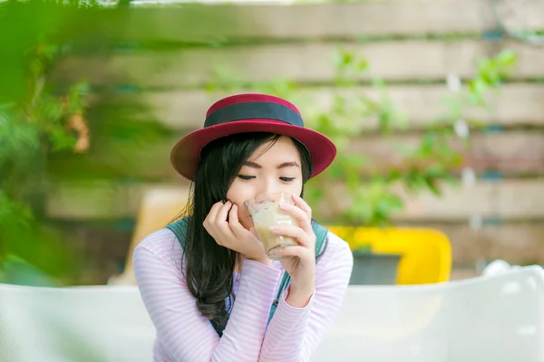 Hermosa chica linda en la taza de café de bodega de café — Foto de Stock