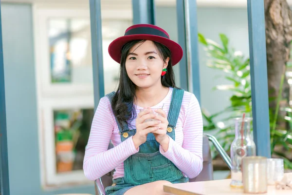 Belle fille mignonne dans le café tenir tasse de café — Photo