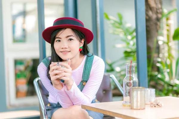 Studentské krásná žena káva pohár drží — Stock fotografie