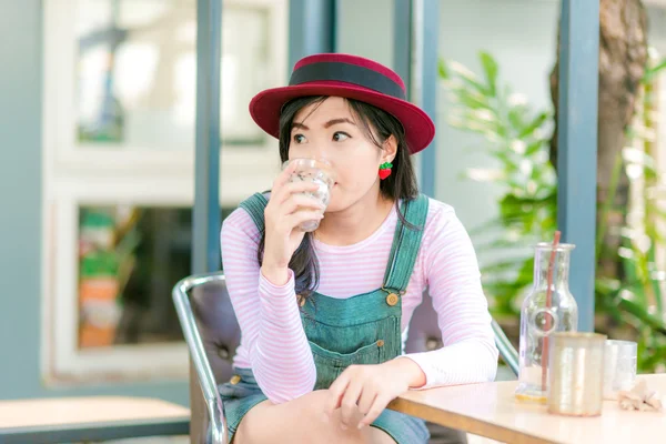 美丽可爱的女孩，在咖啡厅举行的咖啡杯 — 图库照片