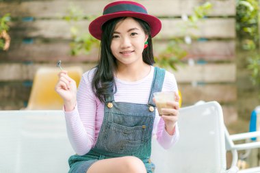 Güzel genç Asyalı kız açık Cafe kahve içme.