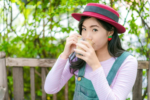 Красивая молодая азиатка в кафе на открытом воздухе пьет кофе . — стоковое фото