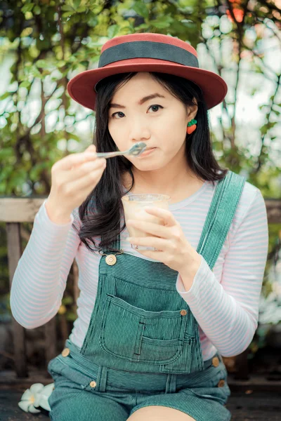 在户外咖啡馆喝咖啡的亚洲美女. — 图库照片