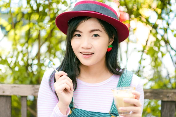 Belle jeune fille asiatique en plein air café boire du café . — Photo