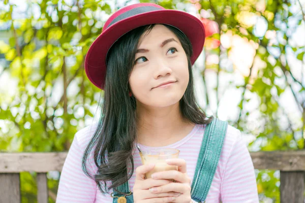 Bela jovem ásia menina no ao ar livre café beber café . — Fotografia de Stock