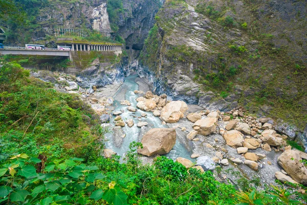 Parque Nacional del Taroko con río y roca —  Fotos de Stock