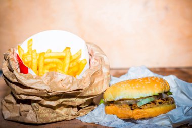 Hamburger kişiler üzerine ahşap bir masa ile