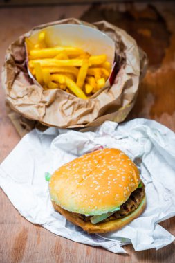 Hamburger kişiler üzerine ahşap bir masa ile