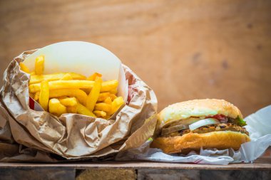 Tatlı patates kızartması ile servis Burger