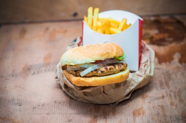 Tatlı patates kızartması ile servis Burger