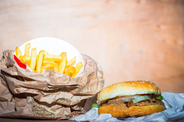 Крупный план гамбургеров с картошкой фри — стоковое фото
