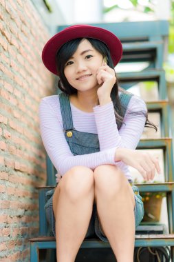 Cep telefonu evde kullanan genç hipster kadın