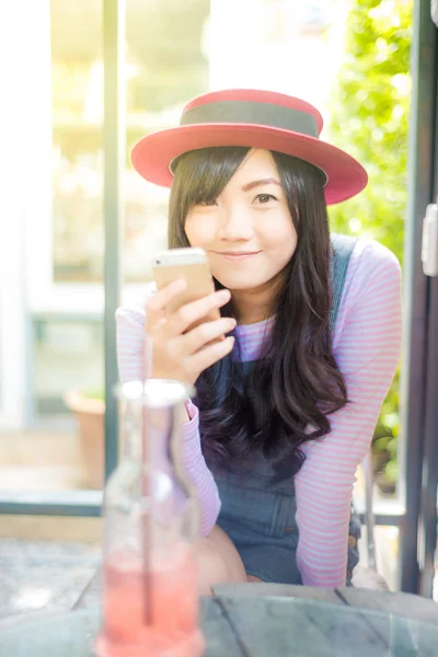 아시아 여자는 아침에 커피가 게에서 스마트폰을 사용 하 여 — 스톡 사진