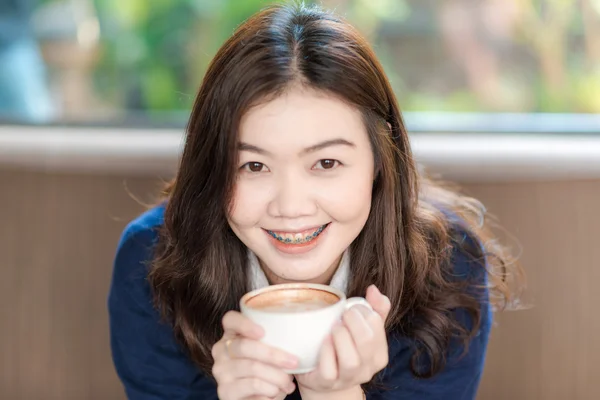 커피를 마시는 행복 한 아시아 웃는 여자 학생 — 스톡 사진