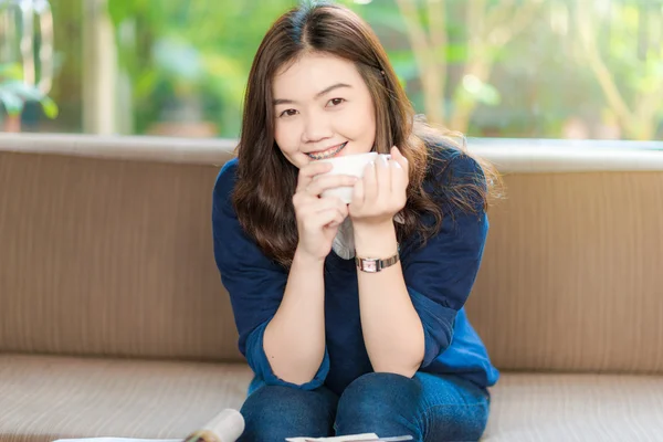 Young Business asian smiling woman Having a Coffee Break.  Close — Stock Photo, Image