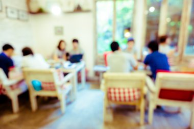 Modern café arka plan bulanık iş insanlar konuşmak 