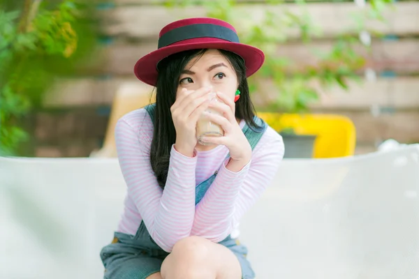 Felice giovane donna asiatica con tazza di caffè — Foto Stock