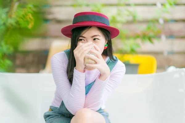 Feliz joven asiático mujer con café taza —  Fotos de Stock