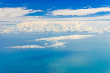 Mavi gökyüzünde beyaz bulutlar.