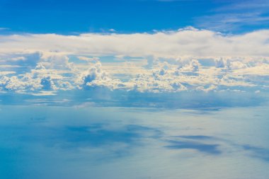 Küçük bulutlu mavi gökyüzü arkaplanı